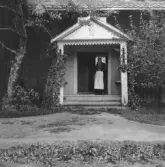 Gagnef. Svennes Anna på sin brokvist (Sme Anna Svensdotter) Bäsna, Duvnäs. 1920.