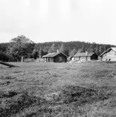 Gagnef. Björkbodarna. Nedersta gårdarna i Björkbuan. Sälg till vänster, Föjs till höger. 1920.