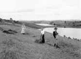 Gagnef. Slåtter, Sandsjön (närmast) och Gruvhagssjön. Kyrkan i bakgrunden. 1918.